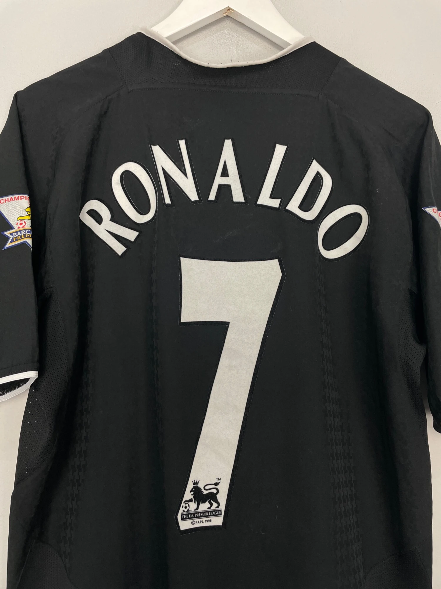 2003/05 MANCHESTER UNITED RONALDO #7 AWAY SHIRT (L) NIKE(2003 05 Manchester United Ronaldo 7 Away Shirt L Nike56) 4 2003/05 MANCHESTER UNITED RONALDO #7 AWAY SHIRT (L) NIKE(2003 05 Manchester United Ronaldo 7 Away Shirt L Nike56) - Image 2