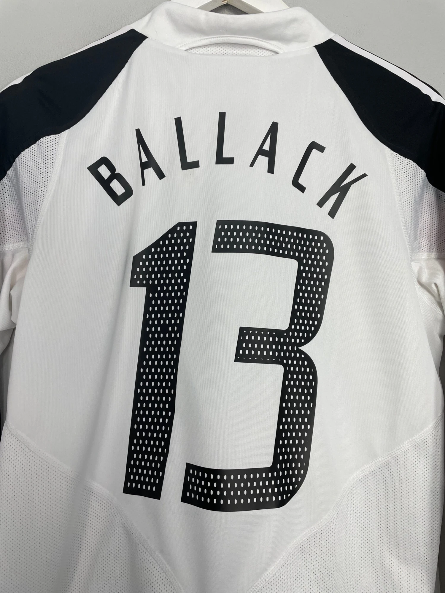 2004/05 GERMANY BALLACK #13 *PLAYER ISSUE* L/S HOME SHIRT (M) ADIDAS(2004 05 Germany Ballack 13 Player Issue L S Home Shirt M Adidas54) 4 2004/05 GERMANY BALLACK #13 *PLAYER ISSUE* L/S HOME SHIRT (M) ADIDAS(2004 05 Germany Ballack 13 Player Issue L S Home Shirt M Adidas54) - Image 2