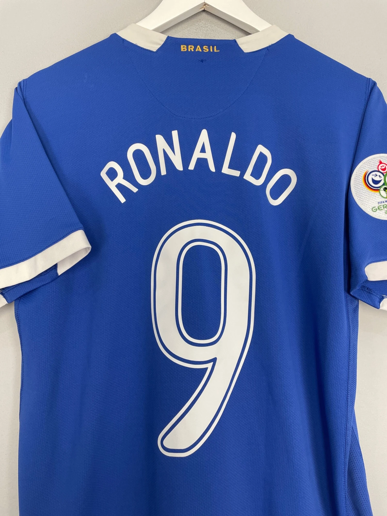 2006/08 BRAZIL RONALDO #9 AWAY SHIRT (M) NIKE(2006 08 Brazil Ronaldo 9 Away Shirt M Nike65) 4 2006/08 BRAZIL RONALDO #9 AWAY SHIRT (M) NIKE(2006 08 Brazil Ronaldo 9 Away Shirt M Nike65) - Image 2