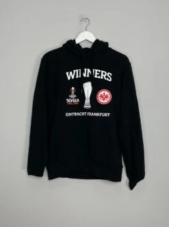 2022 EINTRACHT FRANKFURT EUROPA LEAGUE WINNERS HOODIE (M) OFFICIAL MERCHANDISE(2022 Eintracht Frankfurt Europa League Winners Hoodie M Official Merchandise)