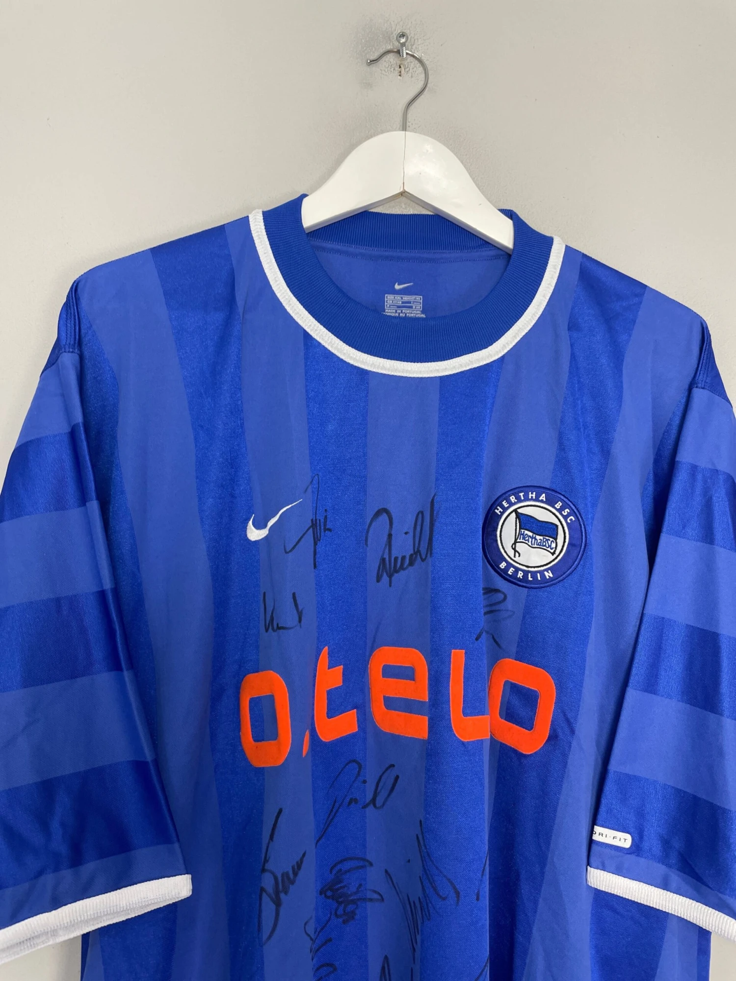 2000/01 HERTHA BERLIN *SQUAD SIGNED* BNWT HOME SHIRT (XXL) NIKE(2000 01 Hertha Berlin Squad Signed Bnwt Home Shirt Xxl Nike54) 4 2000/01 HERTHA BERLIN *SQUAD SIGNED* BNWT HOME SHIRT (XXL) NIKE(2000 01 Hertha Berlin Squad Signed Bnwt Home Shirt Xxl Nike54) - Image 2