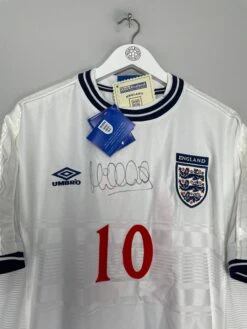 1999/01 ENGLAND OWEN #10 *BNWT* SIGNED HOME SHIRT (XL) UMBRO(1999 01 England Owen 10 Bnwt Signed Home Shirt Xl Umbro) 10 1999/01 ENGLAND OWEN #10 *BNWT* SIGNED HOME SHIRT (XL) UMBRO(1999 01 England Owen 10 Bnwt Signed Home Shirt Xl Umbro) -Cultkits Shop IMG 9887 89d7dacd be2f 4ac2 8cdc c8bb6236e963