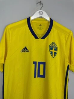 2018/20 SWEDEN FORSBERG #10 HOME SHIRT (M) ADIDAS(2018 20 Sweden Forsberg 10 Home Shirt M Adidas5225) -Cultkits Shop image00031