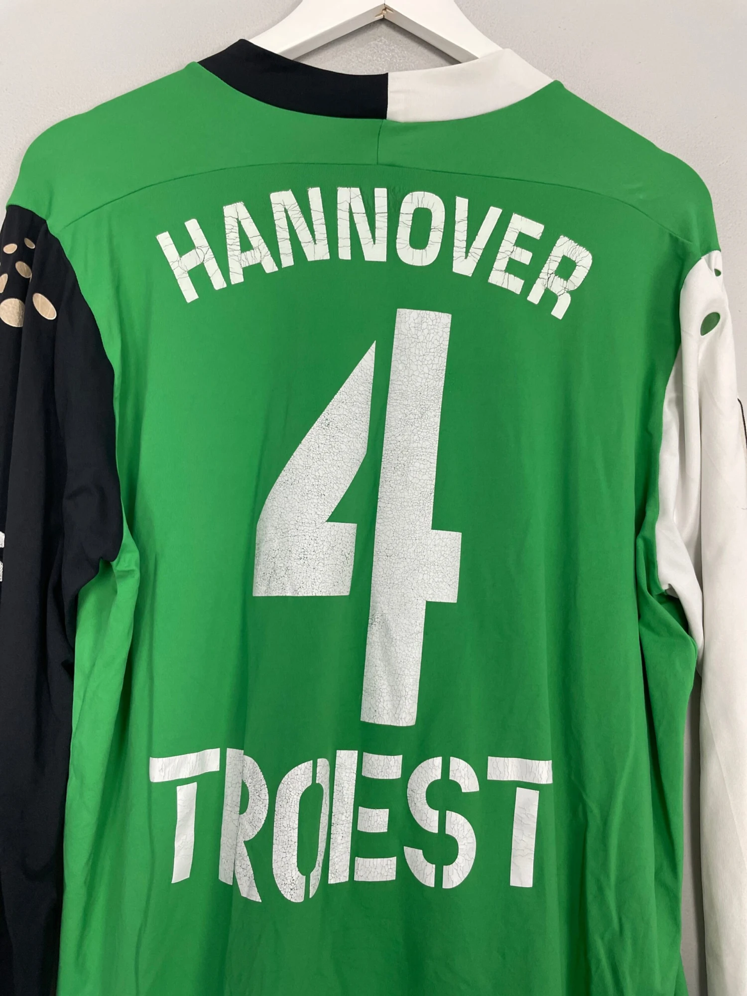 2005/06 HANNOVER 96 TROEST #4 L/S *MATCH ISSUED* HOME SHIRT (XXL) DIADORA(2005 06 Hannover 96 Troest 4 L S Match Issued Home Shirt Xxl Diadora) 4 2005/06 HANNOVER 96 TROEST #4 L/S *MATCH ISSUED* HOME SHIRT (XXL) DIADORA(2005 06 Hannover 96 Troest 4 L S Match Issued Home Shirt Xxl Diadora) - Image 2