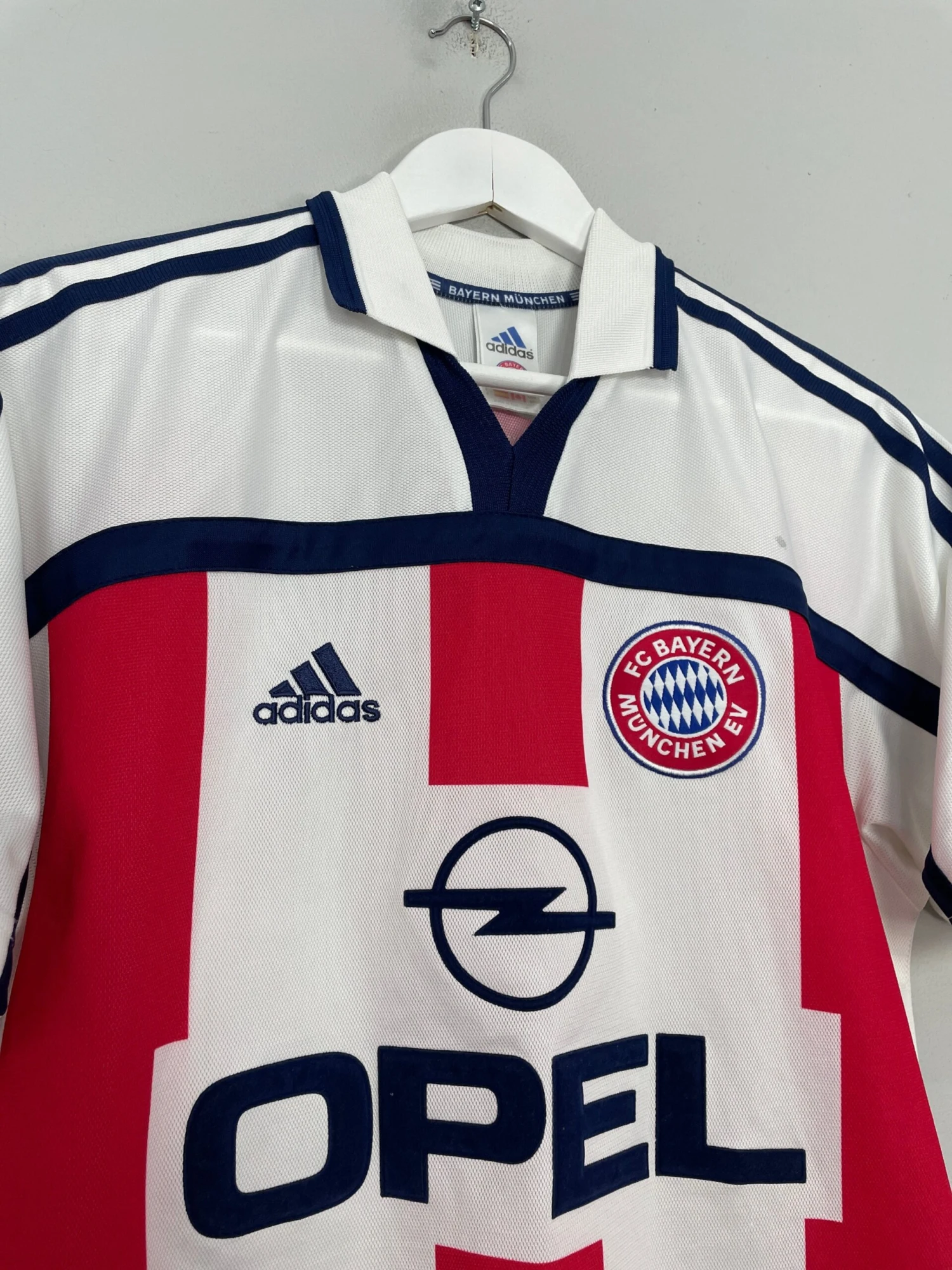 2000/02 BAYERN MUNICH AWAY SHIRT (S) ADIDAS(2000 02 Bayern Munich Away Shirt S Adidas 1) 4 2000/02 BAYERN MUNICH AWAY SHIRT (S) ADIDAS(2000 02 Bayern Munich Away Shirt S Adidas 1) - Image 2