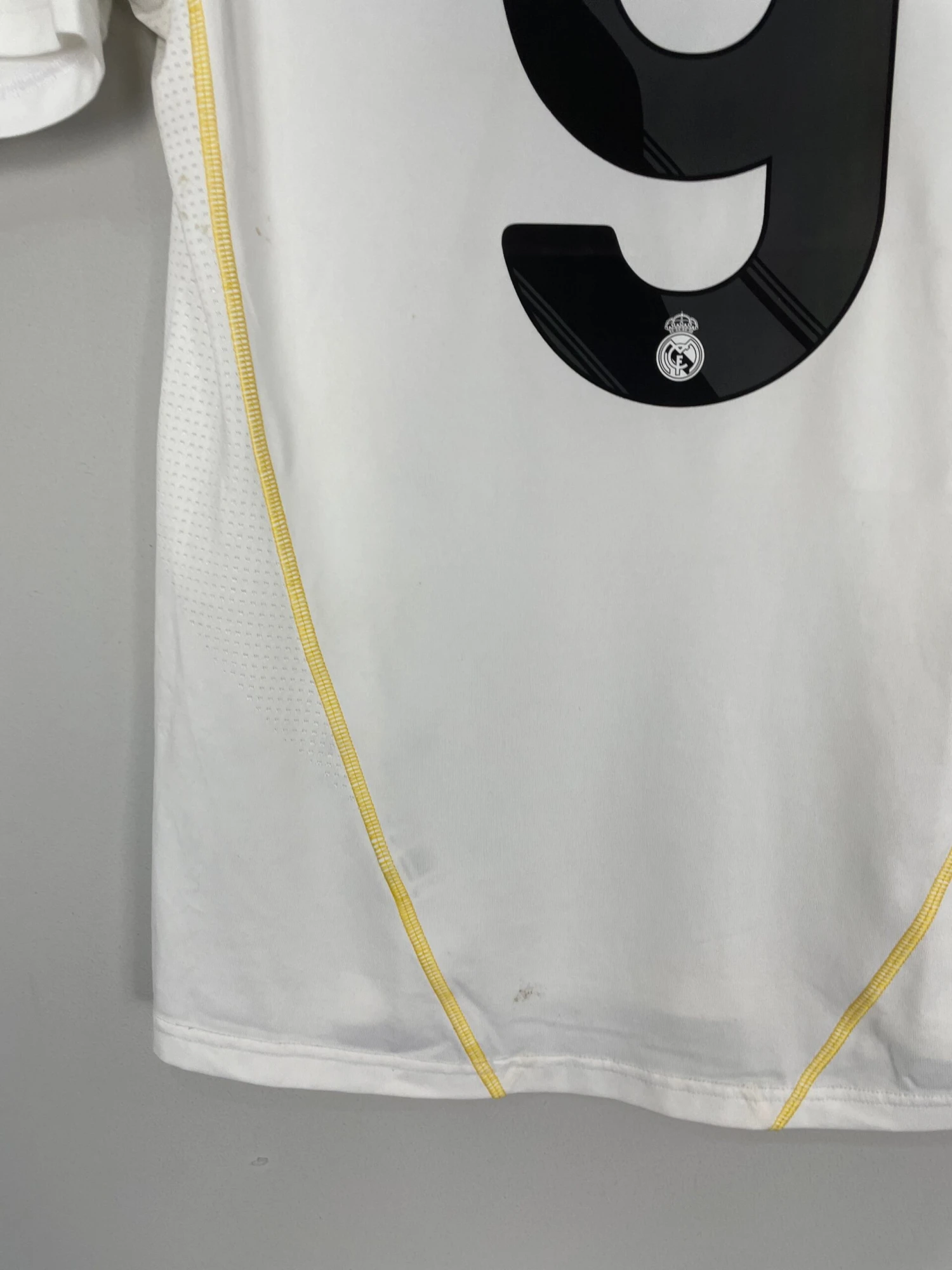 2009/10 REAL MADRID RONALDO #9 HOME SHIRT (S) ADIDAS(2009 10 Real Madrid Ronaldo 9 Home Shirt S Adidas987) 5 2009/10 REAL MADRID RONALDO #9 HOME SHIRT (S) ADIDAS(2009 10 Real Madrid Ronaldo 9 Home Shirt S Adidas987) - Image 3