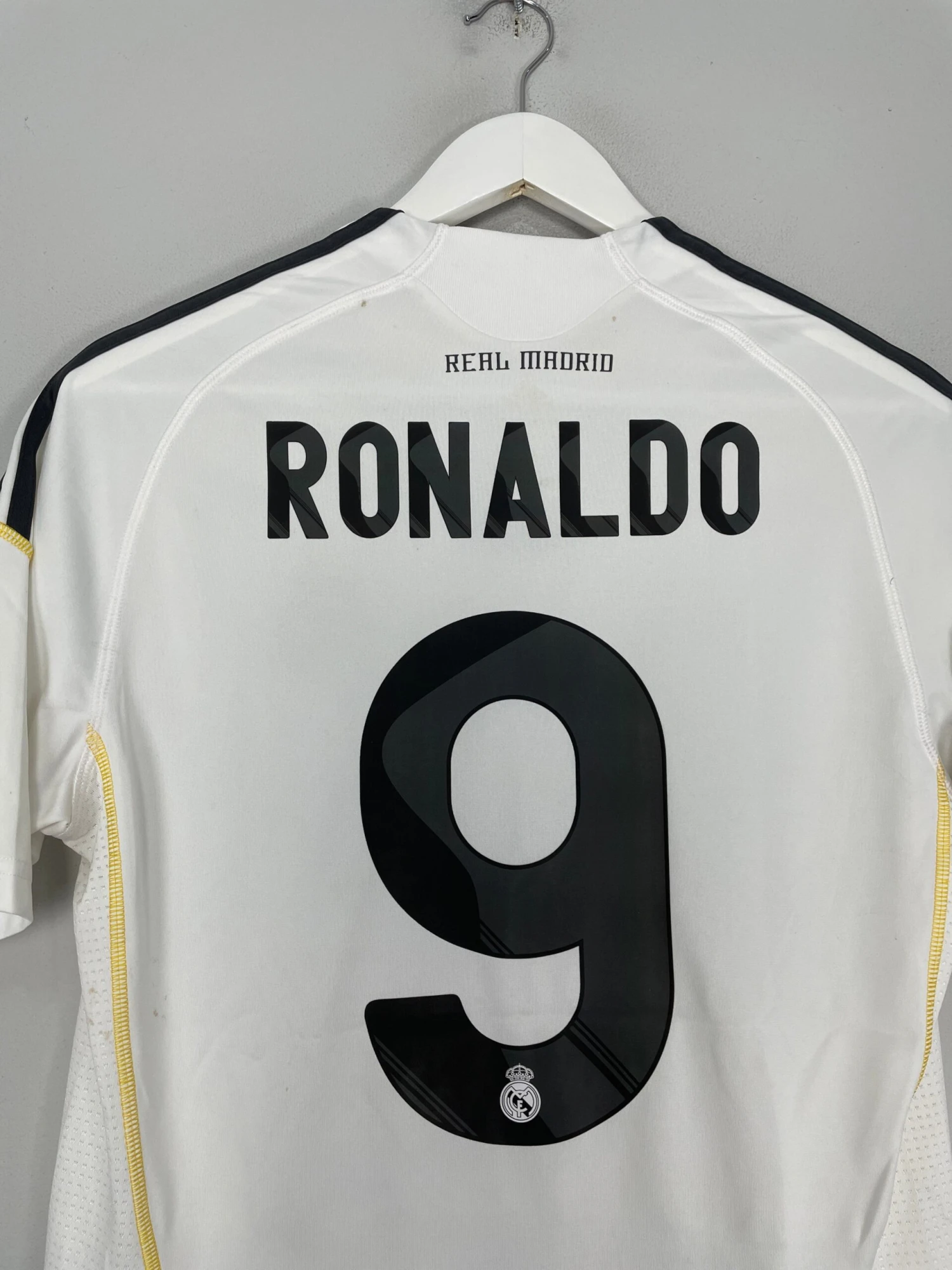 2009/10 REAL MADRID RONALDO #9 HOME SHIRT (S) ADIDAS(2009 10 Real Madrid Ronaldo 9 Home Shirt S Adidas987) 4 2009/10 REAL MADRID RONALDO #9 HOME SHIRT (S) ADIDAS(2009 10 Real Madrid Ronaldo 9 Home Shirt S Adidas987) - Image 2