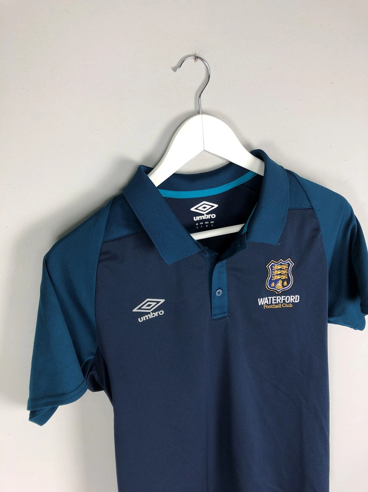 2019/20 WATERFORD FC UMBRO TRAINING POLO SHIRT (S)(Waterford Fc 201920 Umbro Training Polo Shirt S) 4 2019/20 WATERFORD FC UMBRO TRAINING POLO SHIRT (S)(Waterford Fc 201920 Umbro Training Polo Shirt S) - Image 2